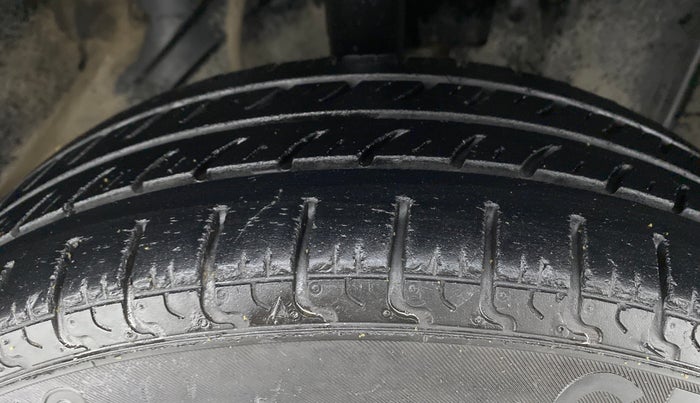 2017 Datsun Go T, Petrol, Manual, 1,02,317 km, Right Front Tyre Tread