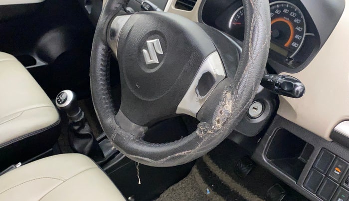2014 Maruti Wagon R 1.0 VXI, Petrol, Manual, 1,07,158 km, Steering wheel - Steering cover is minor torn