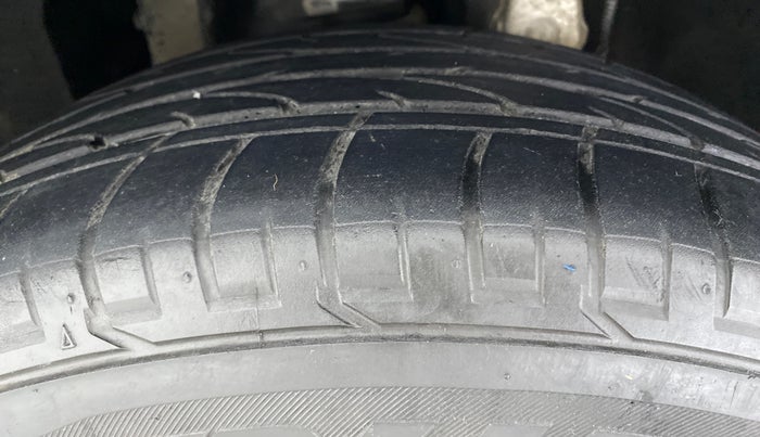 2018 Mahindra MARAZZO M8 7 STR, Diesel, Manual, 21,211 km, Left Front Tyre Tread