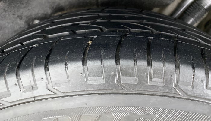 2018 Mahindra MARAZZO M8 7 STR, Diesel, Manual, 21,211 km, Left Rear Tyre Tread
