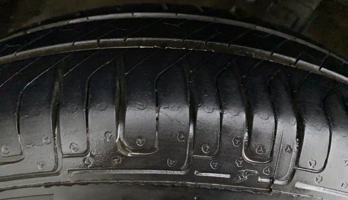 2016 Maruti Swift VXI D, Petrol, Manual, 53,856 km, Right Rear Tyre Tread