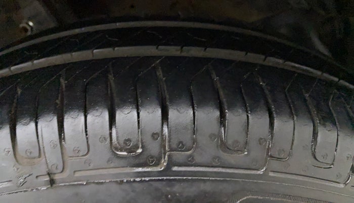 2016 Maruti Swift VXI D, Petrol, Manual, 53,856 km, Left Front Tyre Tread
