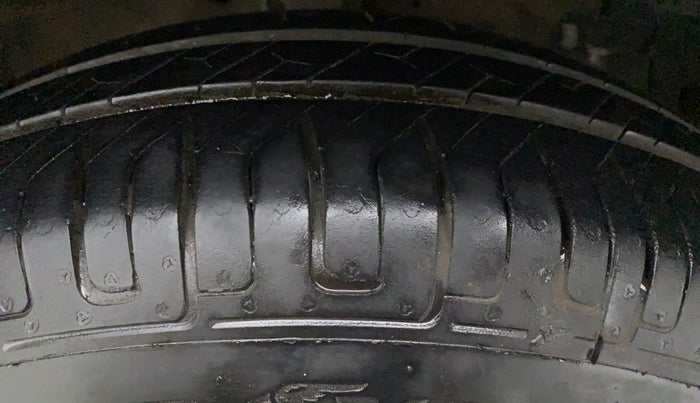 2016 Maruti Swift VXI D, Petrol, Manual, 53,856 km, Right Front Tyre Tread