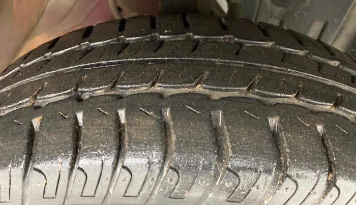 2015 Datsun Go T, Petrol, Manual, 32,495 km, Right Front Tyre Tread