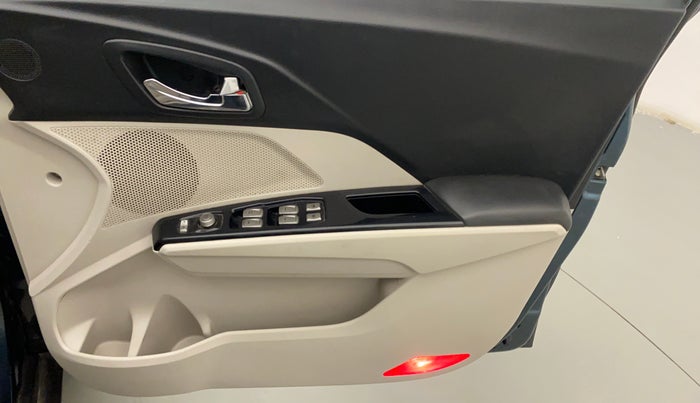 2019 Mahindra XUV300 W8 (O) 1.2 PETROL, Petrol, Manual, 69,490 km, Driver Side Door Panels Control