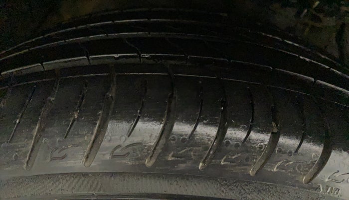 2019 Mahindra XUV300 W8 (O) 1.2 PETROL, Petrol, Manual, 69,490 km, Right Front Tyre Tread
