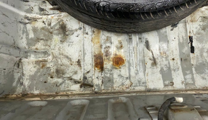 2011 Toyota Etios G, Petrol, Manual, 73,548 km, Boot floor - Slight discoloration