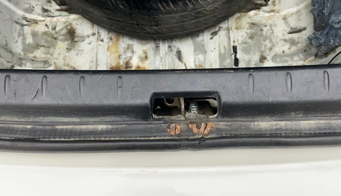 2011 Toyota Etios G, Petrol, Manual, 73,548 km, Dicky (Boot door) - Trim lock has minor damage