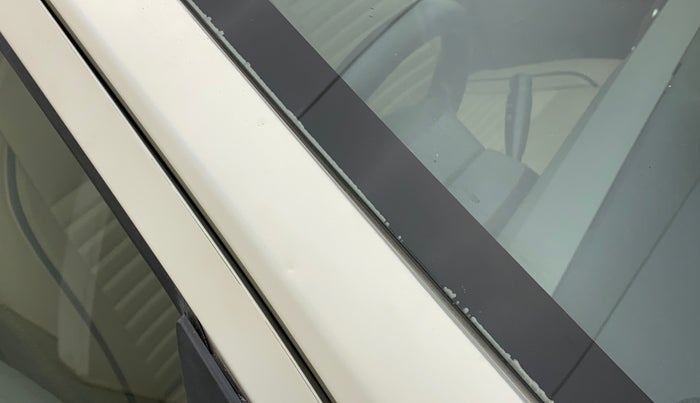 2011 Toyota Etios G, Petrol, Manual, 73,548 km, Right A pillar - Paint is slightly faded
