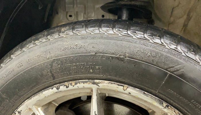 2011 Toyota Etios G, Petrol, Manual, 73,548 km, Left front tyre - Minor crack