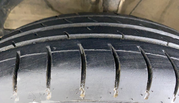 2018 Maruti Swift VXI D, Petrol, Manual, 94,328 km, Left Front Tyre Tread