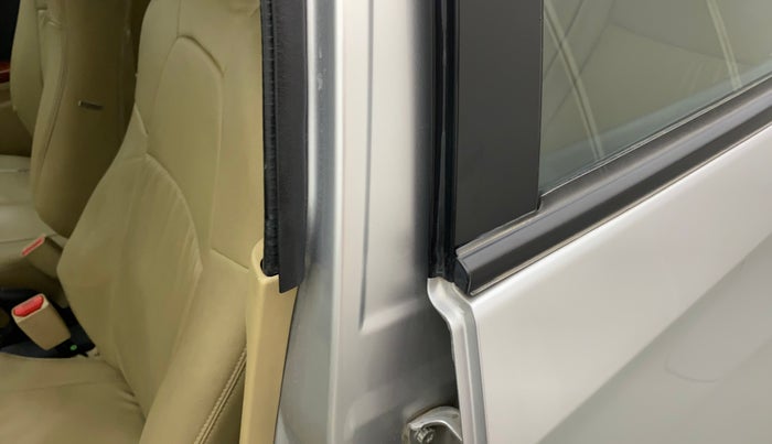 2015 Honda Amaze 1.2L I-VTEC VX, Petrol, Manual, 41,833 km, Front passenger door - Beading has minor damage