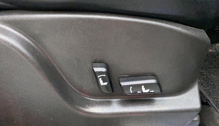 2019 Mahindra XUV500 W11 (O) AT, Diesel, Automatic, 52,460 km, Driver Side Adjustment Panel