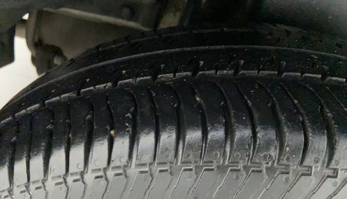 2014 Maruti Swift Dzire LDI BS IV, Diesel, Manual, 76,494 km, Right Rear Tyre Tread