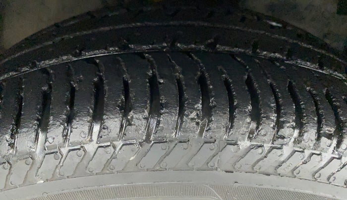 2012 Toyota Corolla Altis G, Petrol, Manual, 88,098 km, Right Front Tyre Tread