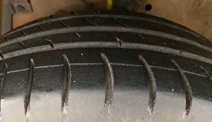 2012 Maruti Ertiga VDI, Diesel, Manual, 1,10,723 km, Left Front Tyre Tread