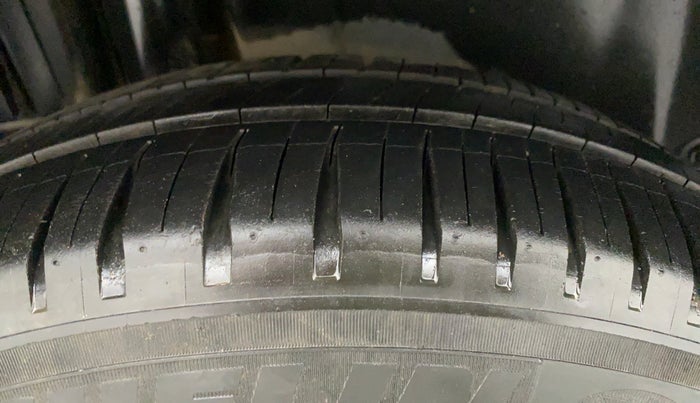 2017 Maruti Swift VXI, Petrol, Manual, 67,043 km, Right Rear Tyre Tread