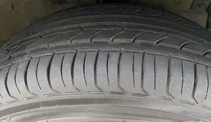 2014 Maruti Swift VDI, Diesel, Manual, 82,800 km, Right Front Tyre Tread