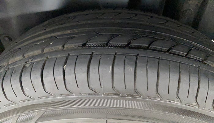2014 Maruti Swift VDI, Diesel, Manual, 82,800 km, Left Rear Tyre Tread