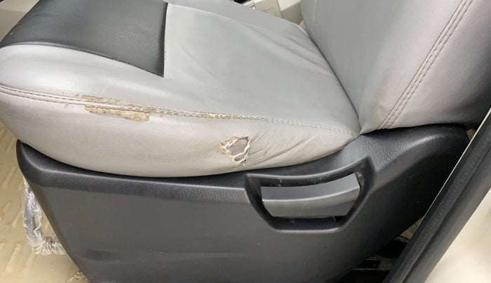 2018 Mahindra Scorpio S5, Diesel, Manual, 69,010 km, Front left seat (passenger seat) - Seat adjuster makes minor noise
