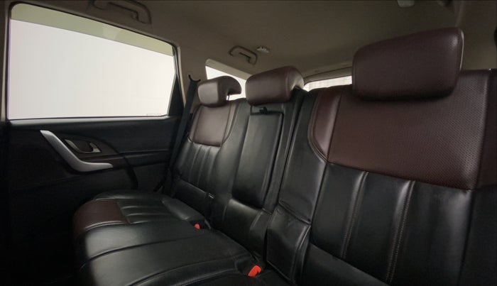 2014 Mahindra XUV500 W8, Diesel, Manual, 87,495 km, Right Side Rear Door Cabin