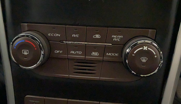 2014 Mahindra XUV500 W8, Diesel, Manual, 87,659 km, AC Unit - Directional switch has minor damage