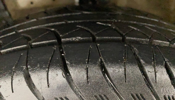 2016 Maruti Swift VXI, Petrol, Manual, 60,131 km, Left Front Tyre Tread