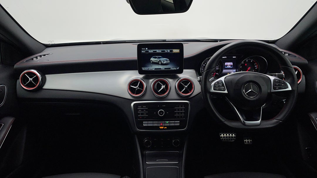 2018 Mercedes-benz GLA 180, Automatic, 51005 km, Dashboard View