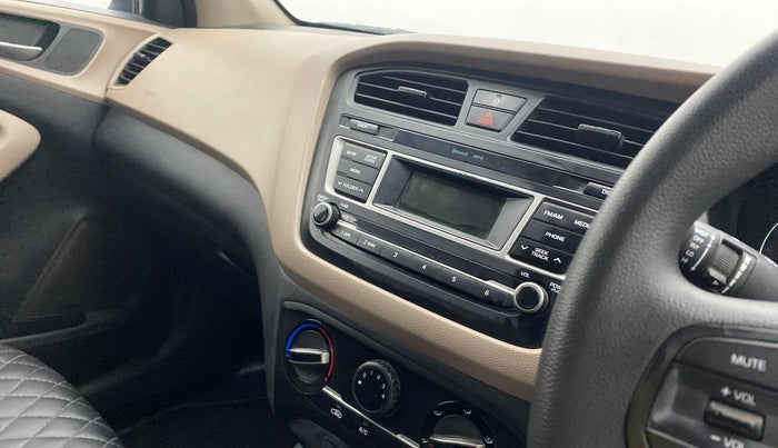 2017 Hyundai Elite i20 MAGNA 1.2, Petrol, Manual, 74,472 km, Infotainment system - Dispalyhas spot on screen