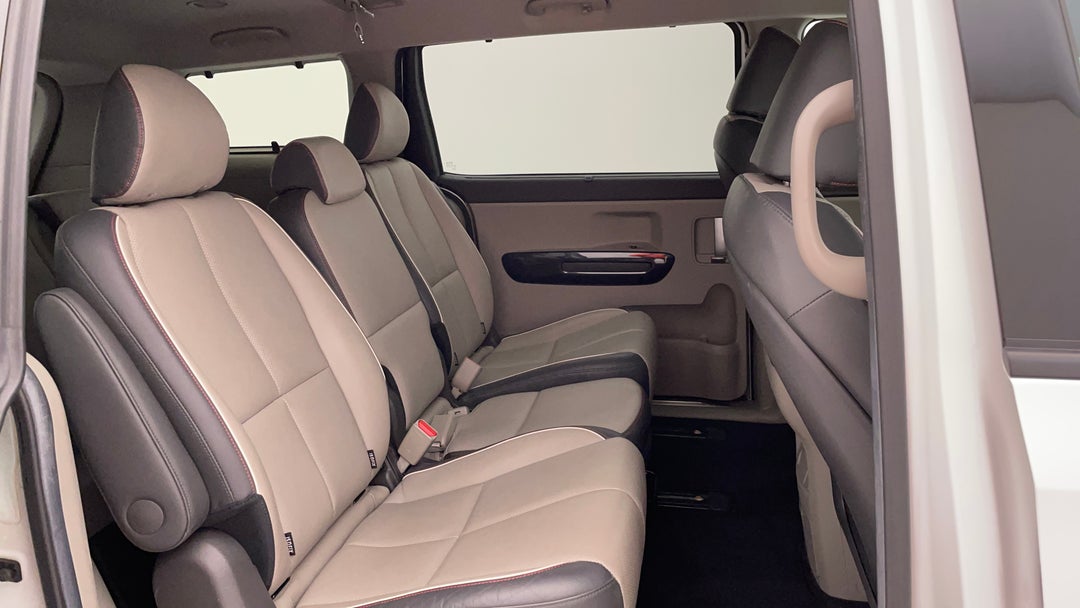 2018 Kia Carnival Platinum, Automatic, 99747 km, Right Side Rear Door Cabin View