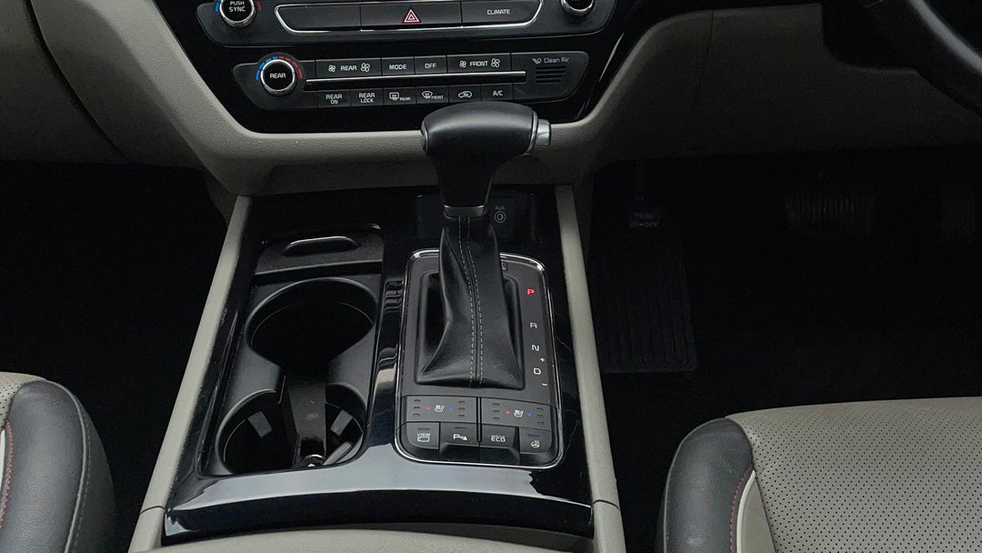 2018 Kia Carnival Platinum, Automatic, 99747 km, Gear Lever 
