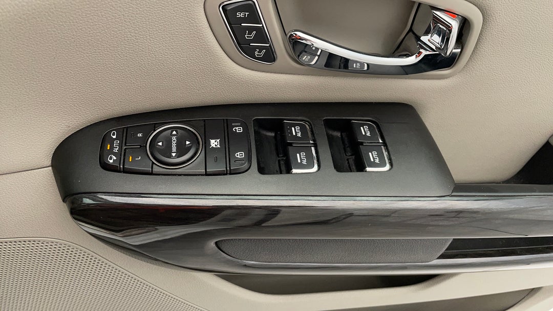 2018 Kia Carnival Platinum, Automatic, 99747 km, Drivers Side Door Panel Controls