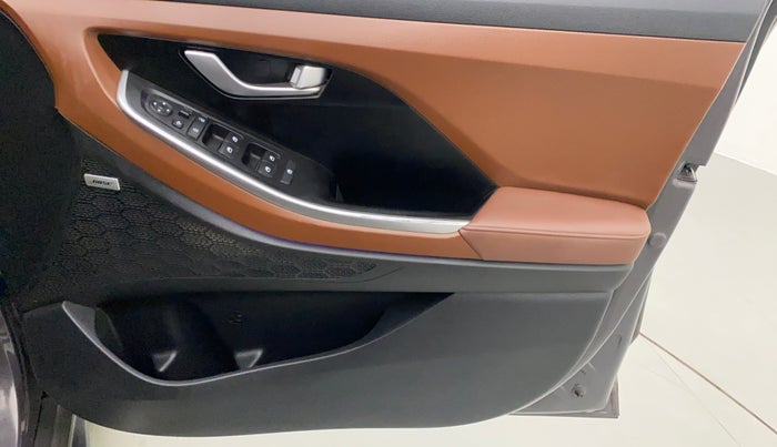 2021 Hyundai ALCAZAR 1.5 SIGNATURE (O) AT 6STR, Diesel, Automatic, 18,991 km, Driver Side Door Panels Control