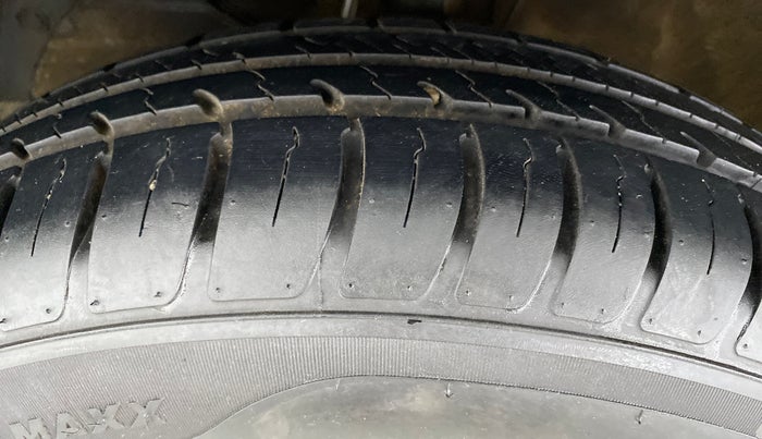 2018 Maruti Dzire VXI, Petrol, Manual, 13,904 km, Left Front Tyre Tread