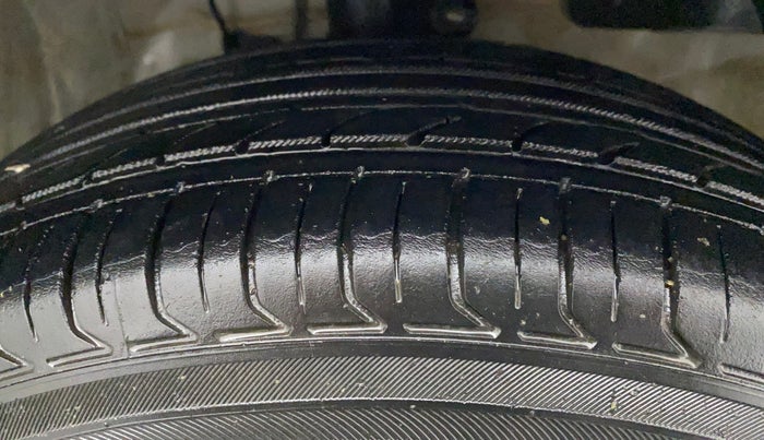 2014 Honda Amaze 1.5L I-DTEC S, Diesel, Manual, 1,06,405 km, Right Front Tyre Tread