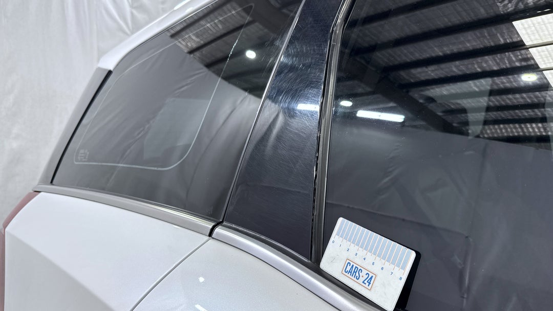 2023 Mahindra Xuv700 Ax7l, Automatic, 60220 km, Pillars C RHS Scratch