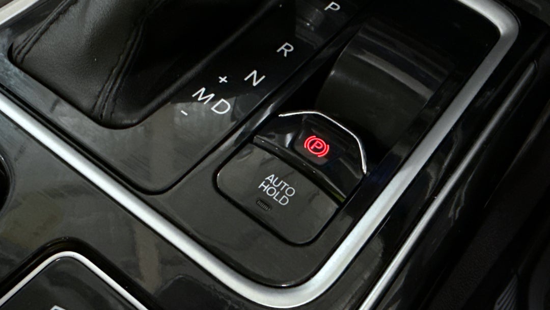 2023 Mahindra Xuv700 Ax7l, Automatic, 60220 km, Handbrake