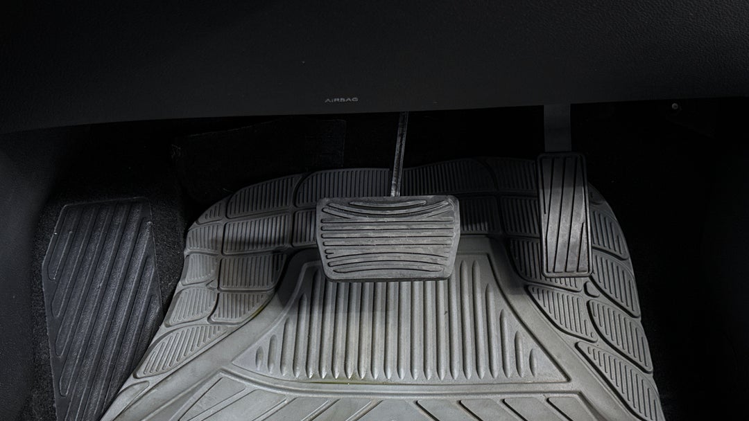 2023 Mahindra Xuv700 Ax7l, Automatic, 60220 km, Pedals and Footmat