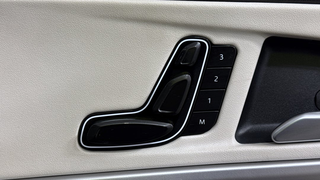 2023 Mahindra Xuv700 Ax7l, Automatic, 60220 km, Drivers Side Adjustment Panel