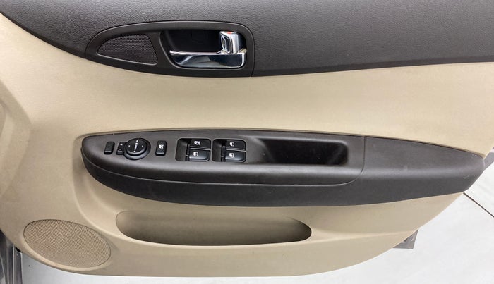 2013 Hyundai i20 MAGNA O 1.2, Petrol, Manual, 60,357 km, Driver Side Door Panels Control