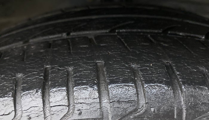 2017 Maruti Ciaz ALPHA 1.4 VVT, Petrol, Manual, 78,394 km, Right Front Tyre Tread