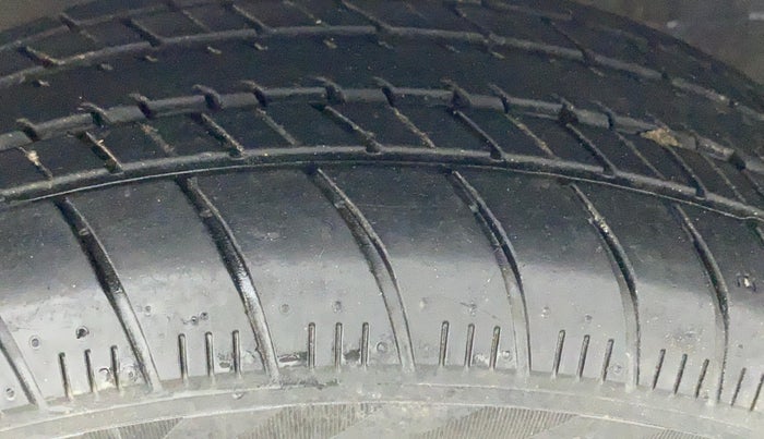 2013 Toyota Etios G, Petrol, Manual, 99,746 km, Right Front Tyre Tread