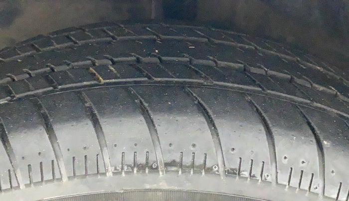 2013 Toyota Etios G, Petrol, Manual, 99,746 km, Left Front Tyre Tread