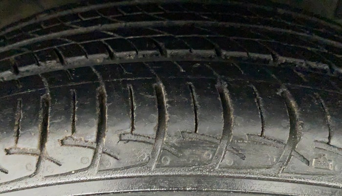 2014 Maruti Ertiga VXI, Petrol, Manual, 87,308 km, Right Front Tyre Tread
