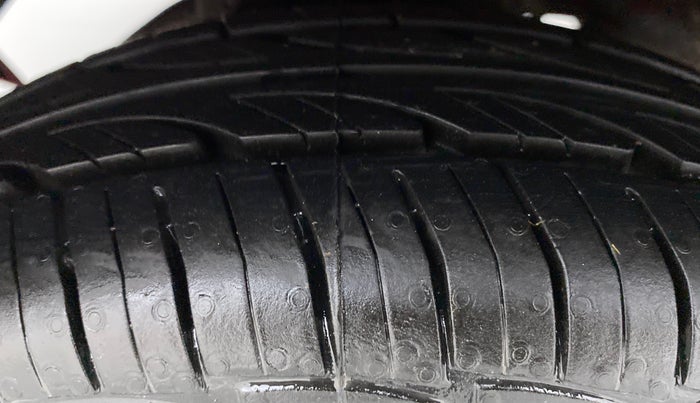 2015 Hyundai Eon ERA PLUS, Petrol, Manual, 22,825 km, Right Rear Tyre Tread