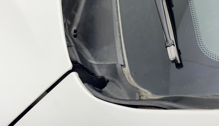 2014 Hyundai i20 SPORTZ 1.2 VTVT, Petrol, Manual, 42,730 km, Bonnet (hood) - Cowl vent panel has minor damage