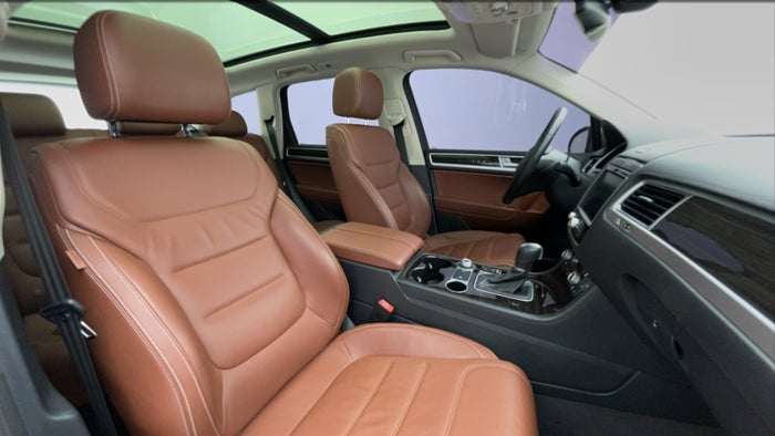 Volkswagen Touareg-Right Side Front Door Cabin View