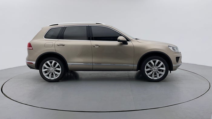 Volkswagen Touareg-Right Side View