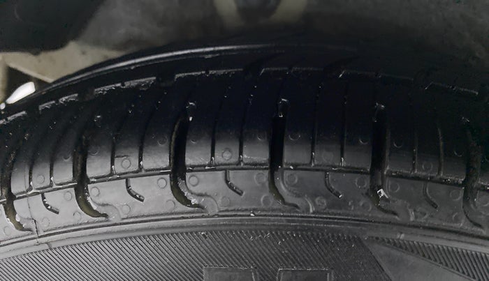2011 Hyundai i10 ERA 1.1 IRDE, CNG, Manual, 53,603 km, Right Rear Tyre Tread