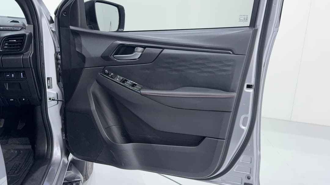 2024 Isuzu D-MAX X-terrain (4x4), Automatic, 24385 km, Speaker View